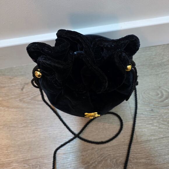 Vintage Black Velvet Bucket Bag Drawstring Gold Teddy Bear Charm Shoulder bag - Picture 3 of 8